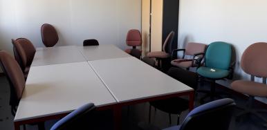 Photo détaillant le don 6 tables et 1 bureau