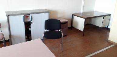 Photo détaillant le don 6 tables et 1 bureau