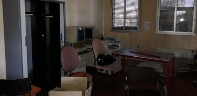 Photo détaillant le don 6 tables et 1 bureau