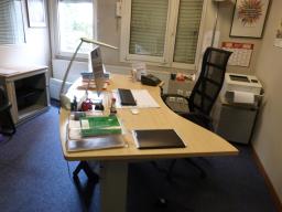 Photo détaillant le don Ensemble de mobilier de bureau (4 postes complets) de qualité en bon état