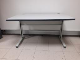 Photo détaillant le don Ensemble de bureaux et caissons