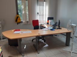 Photo détaillant le don Ensemble de bureaux et caissons