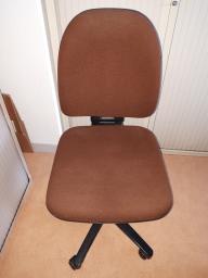 Photo détaillant le don chaise de bureau sur roulettes