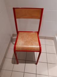 Photo détaillant le don chaise en bois et rouge