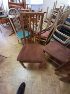 Photo détaillant le don chaises bois et velour marron