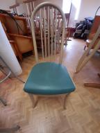 Photo détaillant le don chaises bois et assise vinyle verte