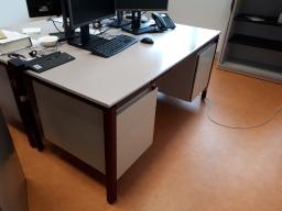 Photo détaillant le don LOT BUREAUX MINISTRE AVEC TIROIRS N°10