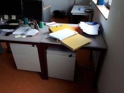 Photo détaillant le don LOT BUREAU TABLE ET CAISSON N°2
