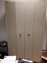 Photo détaillant le don LOT ARMOIRE HAUTE PORTES PLIANTES N°8
