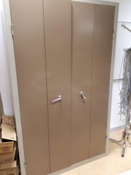 Photo détaillant le don LOT ARMOIRE HAUTE PORTES PLIANTES N°9