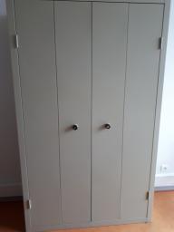Photo détaillant le don LOT ARMOIRE HAUTE PORTES PLIANTES N°8