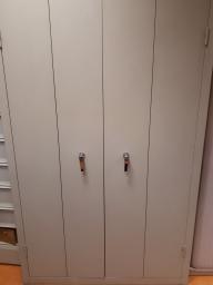 Photo détaillant le don LOT ARMOIRE HAUTE PORTES PLIANTES N°9