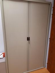 Photo détaillant le don LOT ARMOIRE HAUTE PORTES RIDEAUX N°12