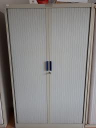 Photo détaillant le don LOT ARMOIRE HAUTE PORTES RIDEAUX N°19