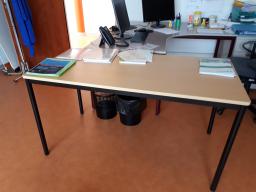 Photo détaillant le don LOT TABLE DE TRAVAIL PLATEAU CHENE CLAIR N°7