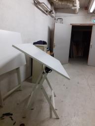 Photo détaillant le don Deux tables à dessin réglable