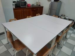 Photo détaillant le don Lot de 3 tables de cafétéria