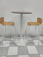 Photo détaillant le don Lot de 2 mange-debout + 4 chaises hautes