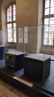 Photo détaillant le don 2 Vitrines d'exposition au socle noir (bois) - Musée du Louvre