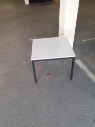 Photo détaillant le don Lot de bureaux et tables diverses