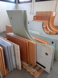 Photo détaillant le don Lot de bureaux et tables diverses