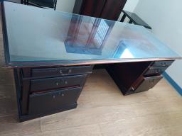 Photo détaillant le don Bureau de style colonial