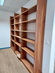 Photo détaillant le don Rayonnage en bois