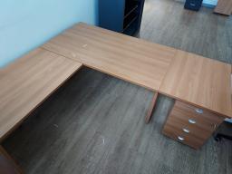 Photo détaillant le don Bureau de travail et son caisson