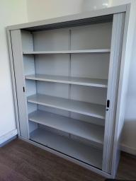 Photo détaillant le don Armoire métallique haute grise