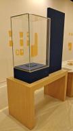 Photo détaillant le don Vitrine CL2 plaquée Chêne avec cimaise de présentation - Musée du Louvre
