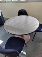 Photo détaillant le don Table ronde grise diam 110cm