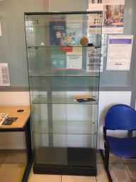 Photo détaillant le don Vitrine