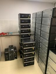 Photo détaillant le don 80 ordinateurs de bureau
