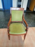 Photo détaillant le don 2 paires de fauteuils de style Empire ou restauration