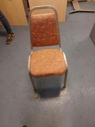 Photo détaillant le don chaise tissu rose orange