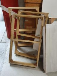 Photo détaillant le don Casiers de rangement haut en bois, composés de 16 niches chacun