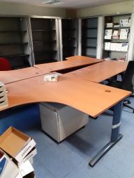 Photo détaillant le don Divers mobilier de bureau (bureaux, armoires, caissons, fauteuils) et de cantine (tables, chaises)