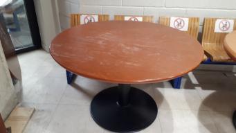 Photo détaillant le don TABLES RONDES en bois (x4) diamètre 120 cm