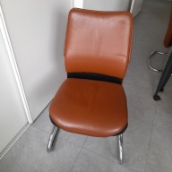 Photo détaillant le don Lot mobilier belle armoire 3 portes avec étagères à l'intérieur  6 fauteuils marrons (Hauteur 95 cm
