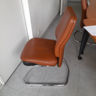 Photo détaillant le don Lot mobilier belle armoire 3 portes avec étagères à l'intérieur  6 fauteuils marrons (Hauteur 95 cm