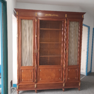 Photo détaillant le don Lot mobilier belle armoire 3 portes avec étagères à l'intérieur  6 fauteuils marrons (Hauteur 95 cm