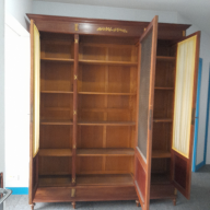Photo détaillant le don Lot mobilier belle armoire 3 portes avec étagères à l'intérieur  6 fauteuils marrons (Hauteur 95 cm