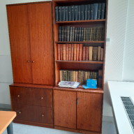 Photo détaillant le don Bibliothèque et son armoire couleur bois clair (non reliées)
