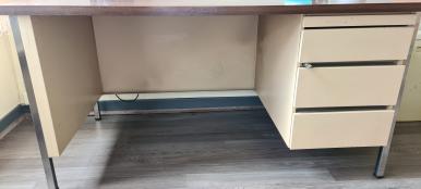 Photo détaillant le don bureau métallique caisson droit