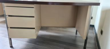 Photo détaillant le don Bureau métallique caisson gauche