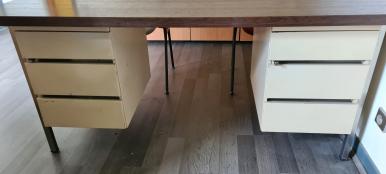 Photo détaillant le don Bureau métallique caissons droite et gauche