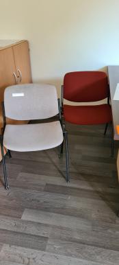 Photo détaillant le don deux chaises en tissu