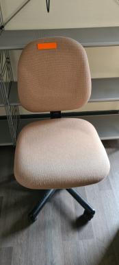 Photo détaillant le don fauteuil en tissu à roulettes