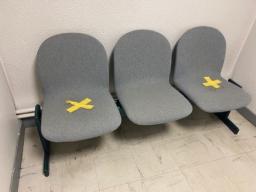 Photo détaillant le don Bancs et chaises