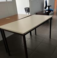 Photo détaillant le don Table blanche